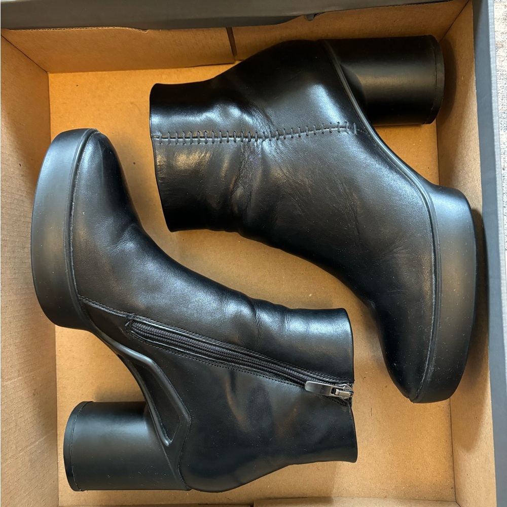 ECCO black leather booties size 39